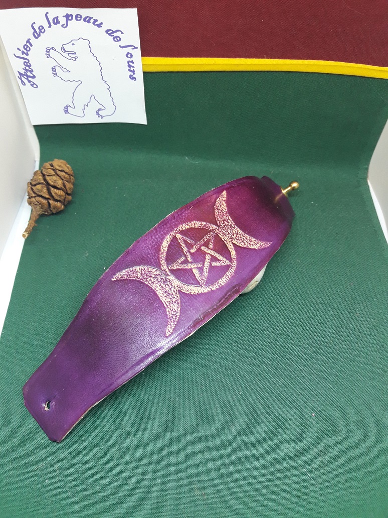 Bracelet en cuir viloet personalisé wicca ouvert