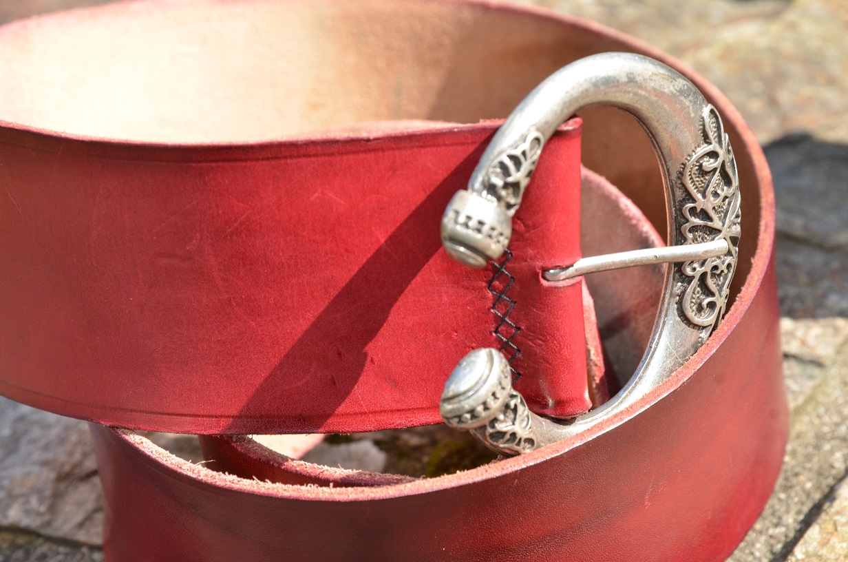zoom ceinture en cuir type medieval