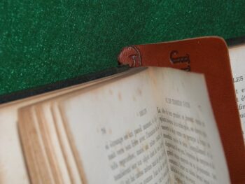 Marque page en cuir sur tranche de livre
