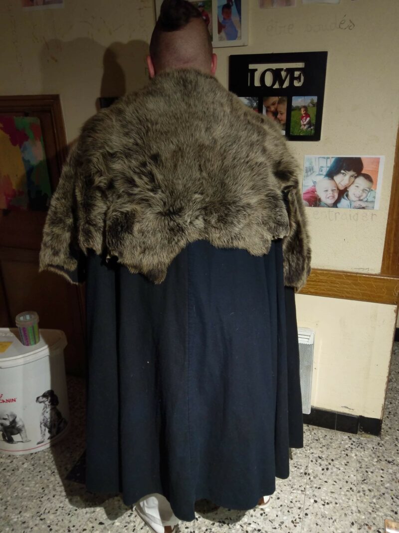 cape medieval avec fourrure