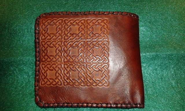 Porte carte en cuir dos decoré entrelac