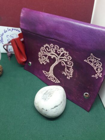 Porte photo en cuir violet pour grille reiki arbre de vie chouette