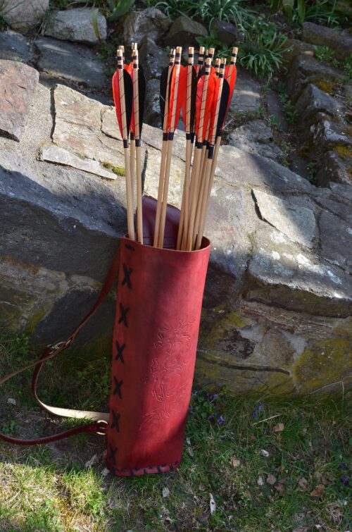 carquois dorsal en cuir rouge avec fleche