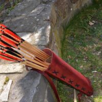 carquois dorsal rouge en cuir