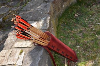 carquois dorsal rouge en cuir