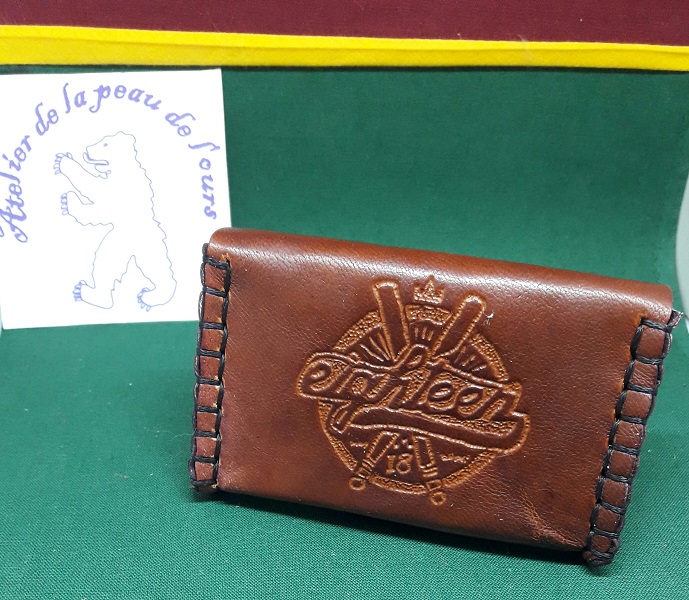 etui carte de viste en cuir avec logo eigtheen