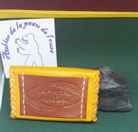 etui carte de viste en cuir avec logo Malterie des volcans