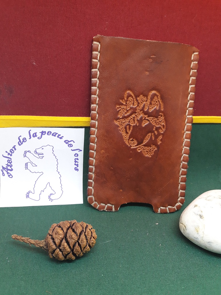 etui telephone en cuir marron tete de loup