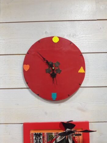 Horloge rouge sur le mur