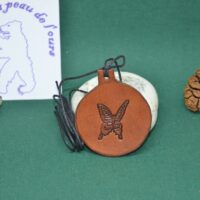 pendentif en cuir rond papillon