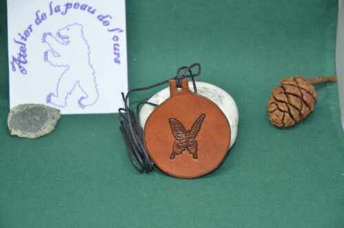 pendentif en cuir rond papillon