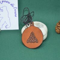 pendentif en cuir rond Triquetra