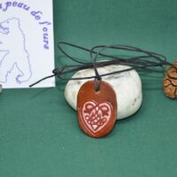 pendentif en cuir goutte coeur rouge