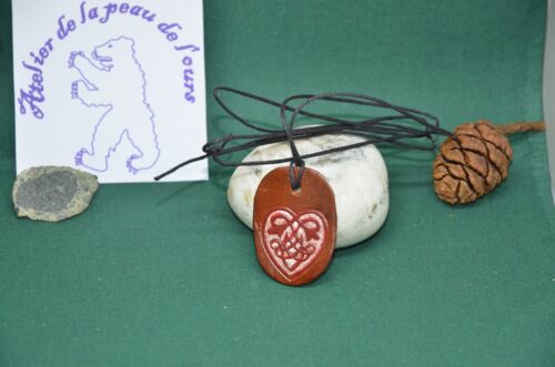 pendentif en cuir goutte coeur rouge