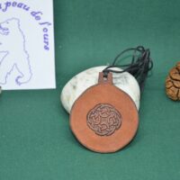 pendentif en rond cuir cercle entralcé