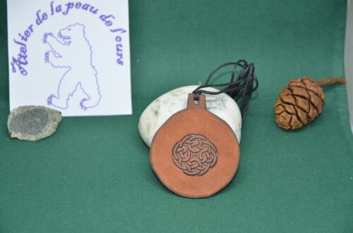 pendentif en rond cuir cercle entralcé