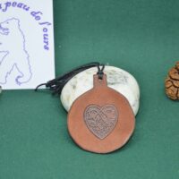 pendentif en rond cuir coeur