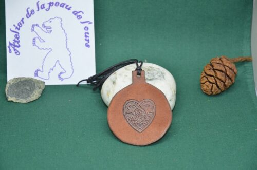 pendentif en rond cuir coeur