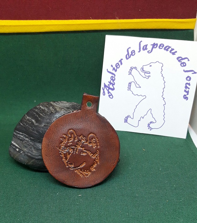 Pendentif cuir loup