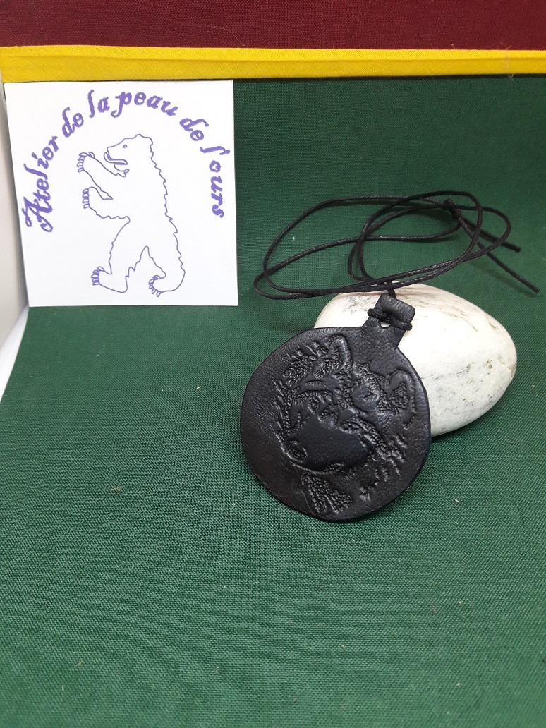 pendentif loup en cuir noir