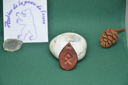pendentif rune en cuir Othilla