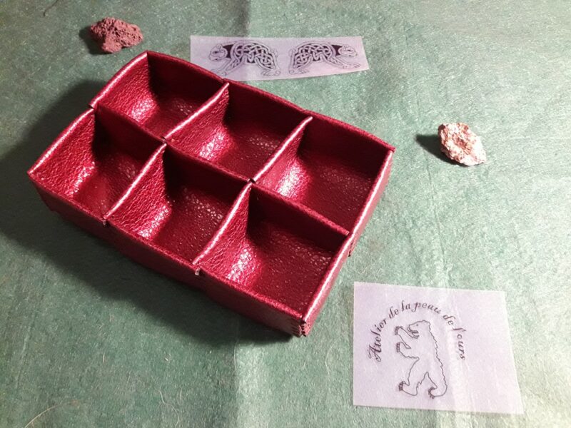 Rangement en cuir rouge paillette d'un seul piece de cuir 6 cases