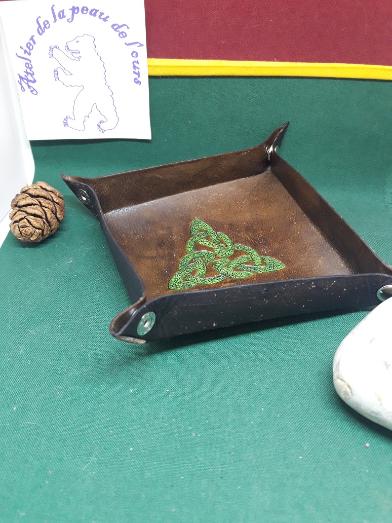 Vide poche aréne a dés en cuir chocolat triquetra